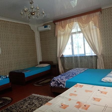 Гостевой дом у Олега Золотой берег Гудаута Экстерьер фото