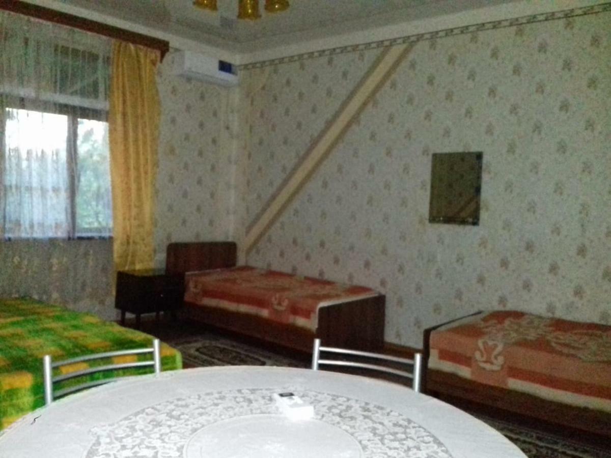 Гостевой дом у Олега Золотой берег Гудаута Экстерьер фото